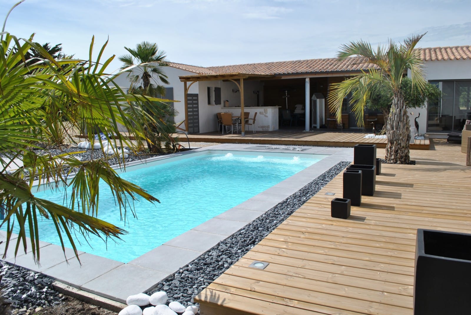 Piscine modèle manhattan Piscine coque polyester avec terrasse bois – Arkane Piscines